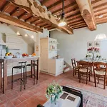 In Tuscany With Scenic Pool Views Semesterbostad