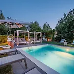 In Tuscany With Scenic Pool Views * San Gennaro (Lucca)